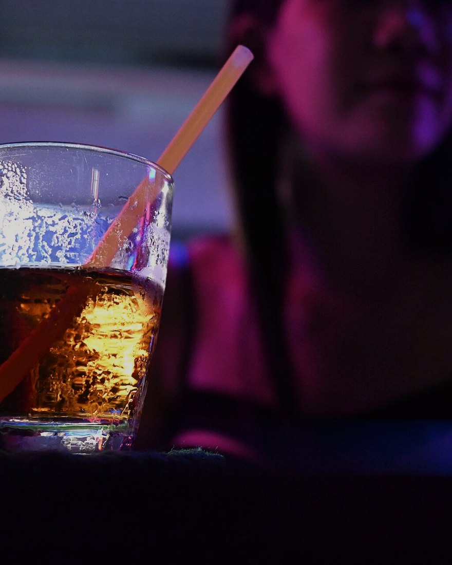 Cocktail an der Bar bei Nacht